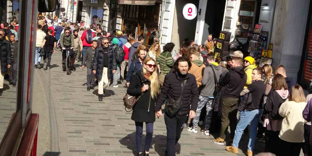 Rusya Vatandaşları Oy Vermek İçin Konsolosluk Önünde Uzun Kuyruklar Oluşturdu