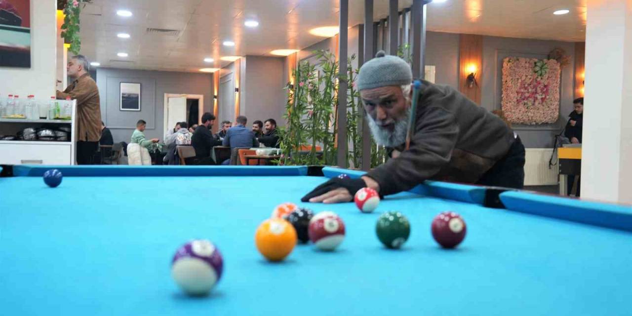 68 Yaşındaki Turgut Dede, Bilardo Tutkusunu 35 Yıldır Sürdürüyor