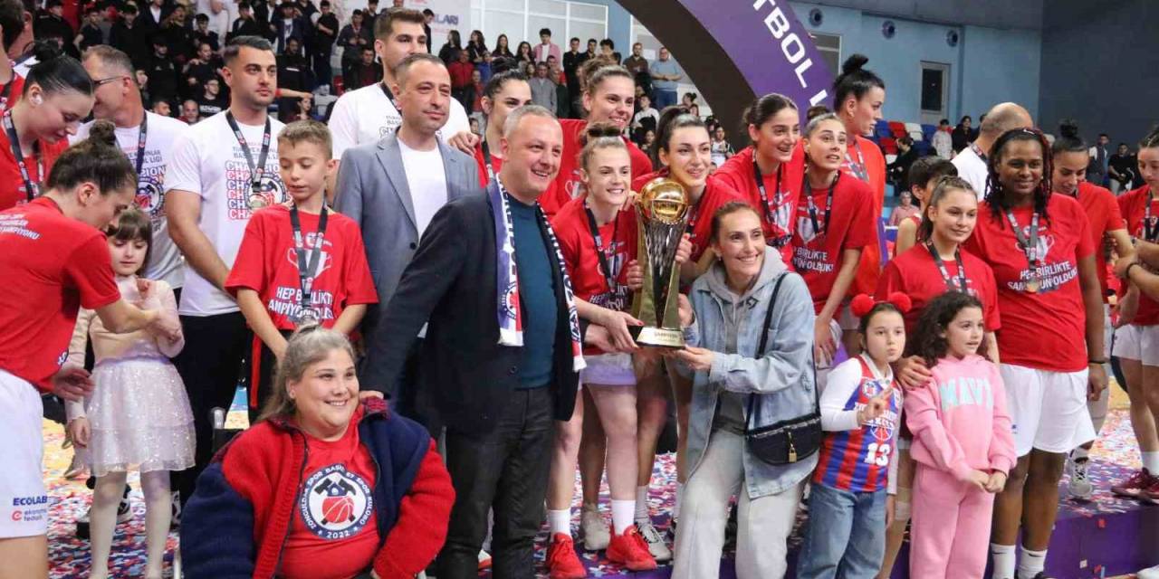 Zonguldak Spor Basket 67 Takımı, Şampiyonluk Kupasını Kaldırdı