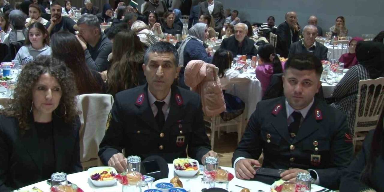 Tbmm Milli Savunma Komisyonu Başkanı Hulisi Akar, Eyüpsultan’da Şehit Aileleri Ve Gazilerle İftar Yaptı