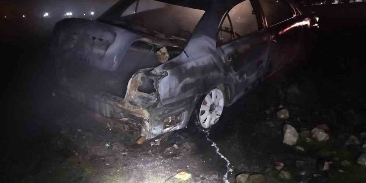 Burdur’da Araziye Bırakılan Otomobil Yanarak Kullanılamaz Hale Geldi