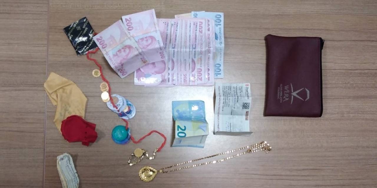 Yolda Bulunan Ziynet Eşyası Ve Para Dolu Cüzdan Polis Ekiplerinin Çabasıyla Sahibine Ulaştırıldı