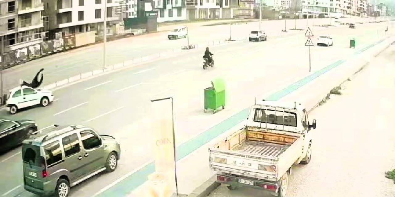 Otomobilin Çarptığı Yaya Metrelerce Savrulup Feci Şekilde Can Verdi