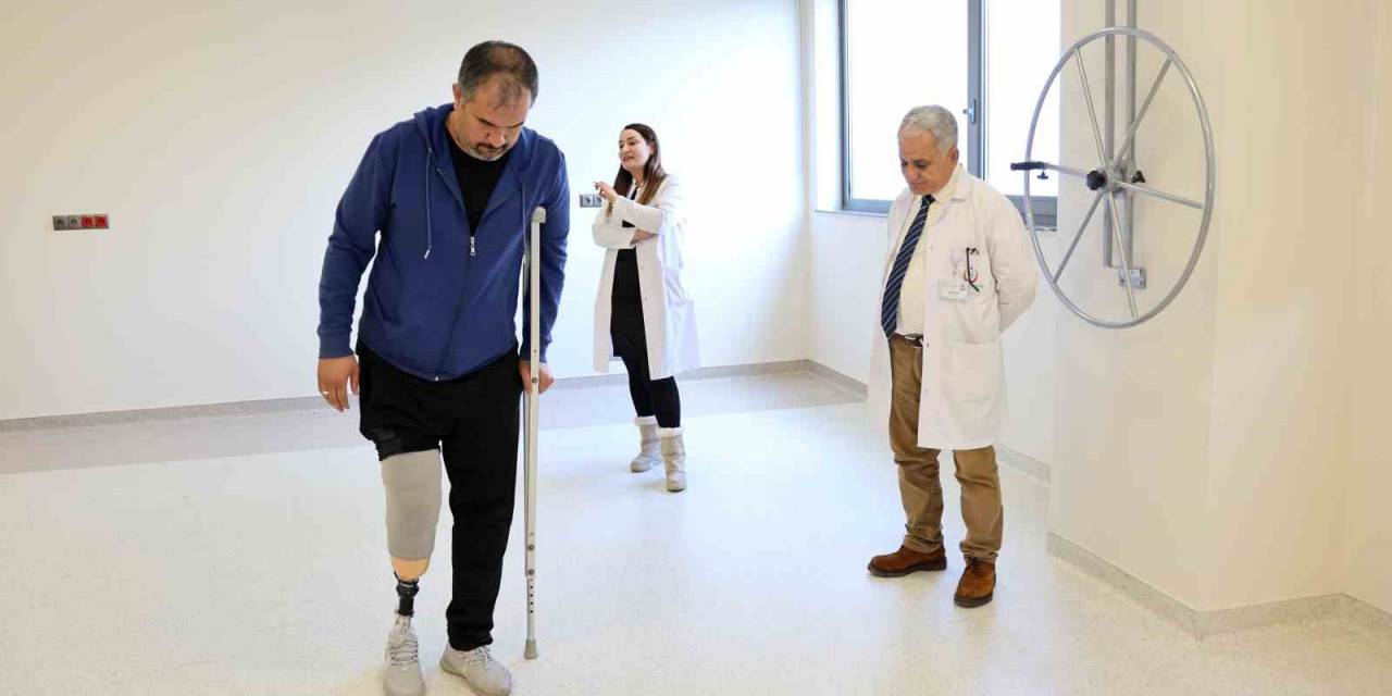 Depremde 2 Evladını Ve Bacağını Kaybeden Baba, Proteziyle Yürümeye Başladı