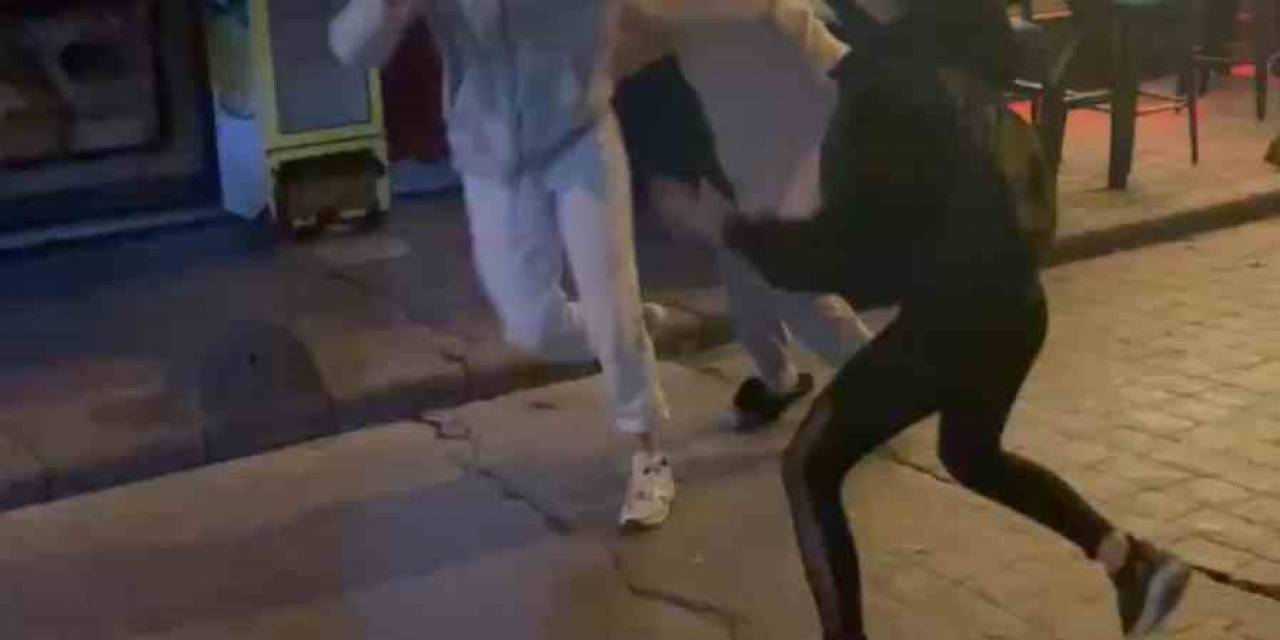 Taksim’de Sevgilisini Başkasıyla Yakalayan Kadın Ortalığı Birbirine Kattı: Kavgaya Erkekler Müdahale Etti