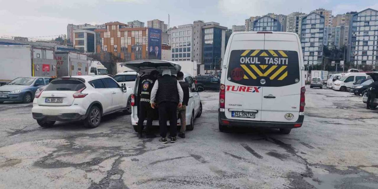 İstanbul’da Okul Servisi Şoförünün Yaşadığı Korku Dolu Anlar Kamerada: “Arabada Çocuk Var”