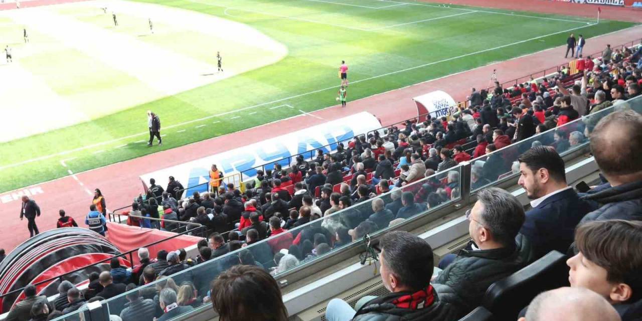 Vali Aksoy Eskişehirspor Maçını Tribünden İzledi
