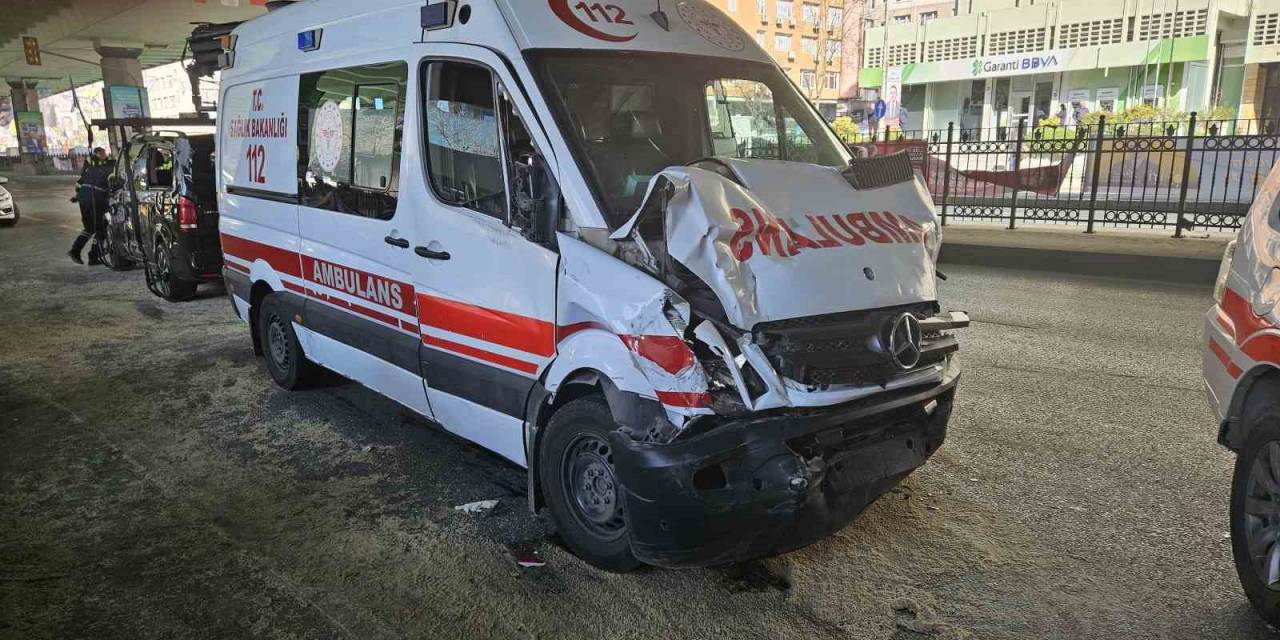 Mecidiyeköy’de Hatalı Dönüş Yapan Minibüsle Hastaya Yetişmeye Çalışan Ambulans Çarpıştı