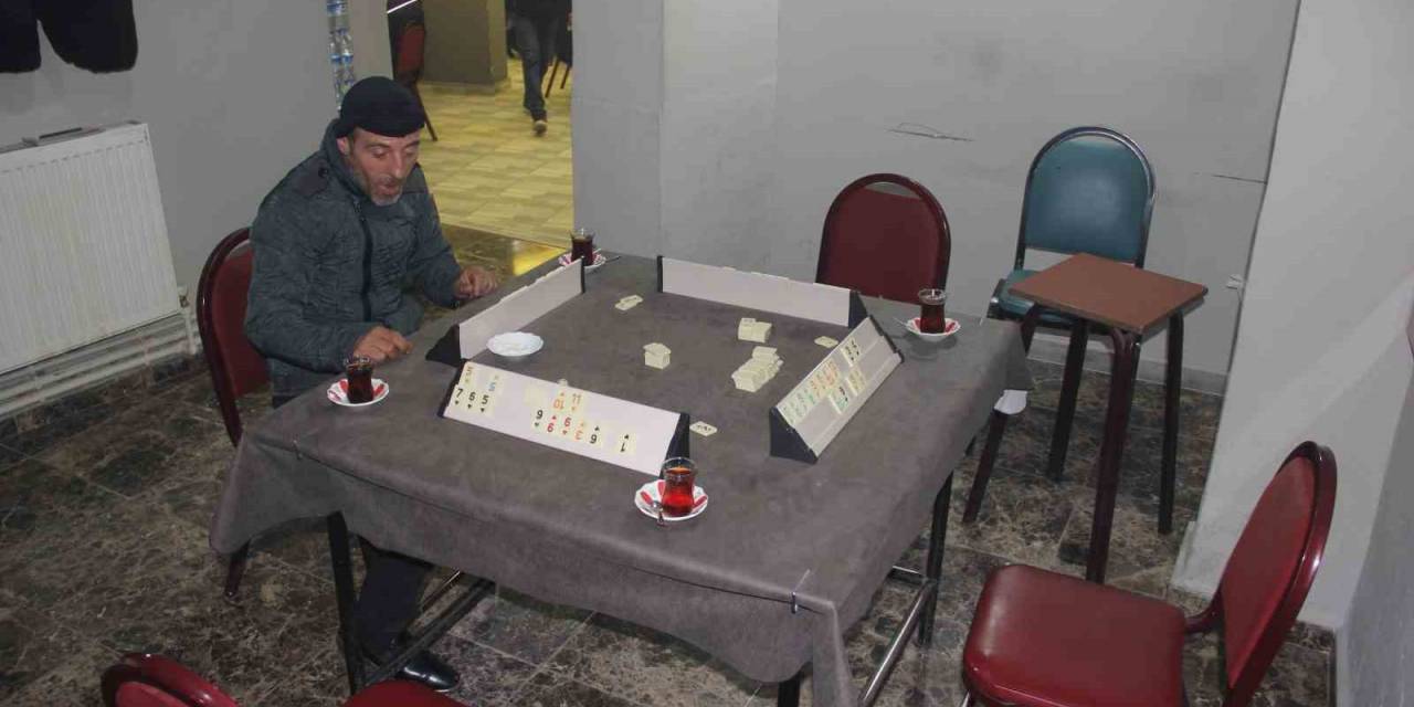 Okey Masasına Arkadaş Bulamadı, 4 Kişilik Oyunu Tek Başına Oynadı