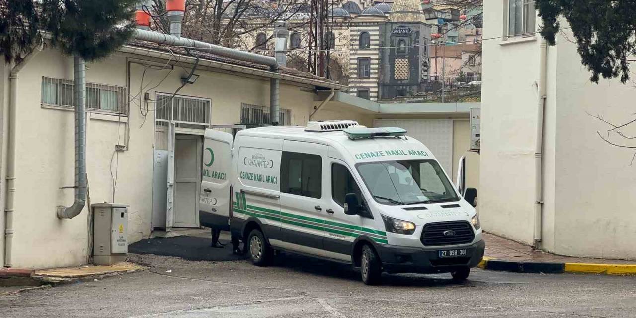 İki Araç Kafa Kafaya Çarpıştı: 1 Ölü,3 Yaralı