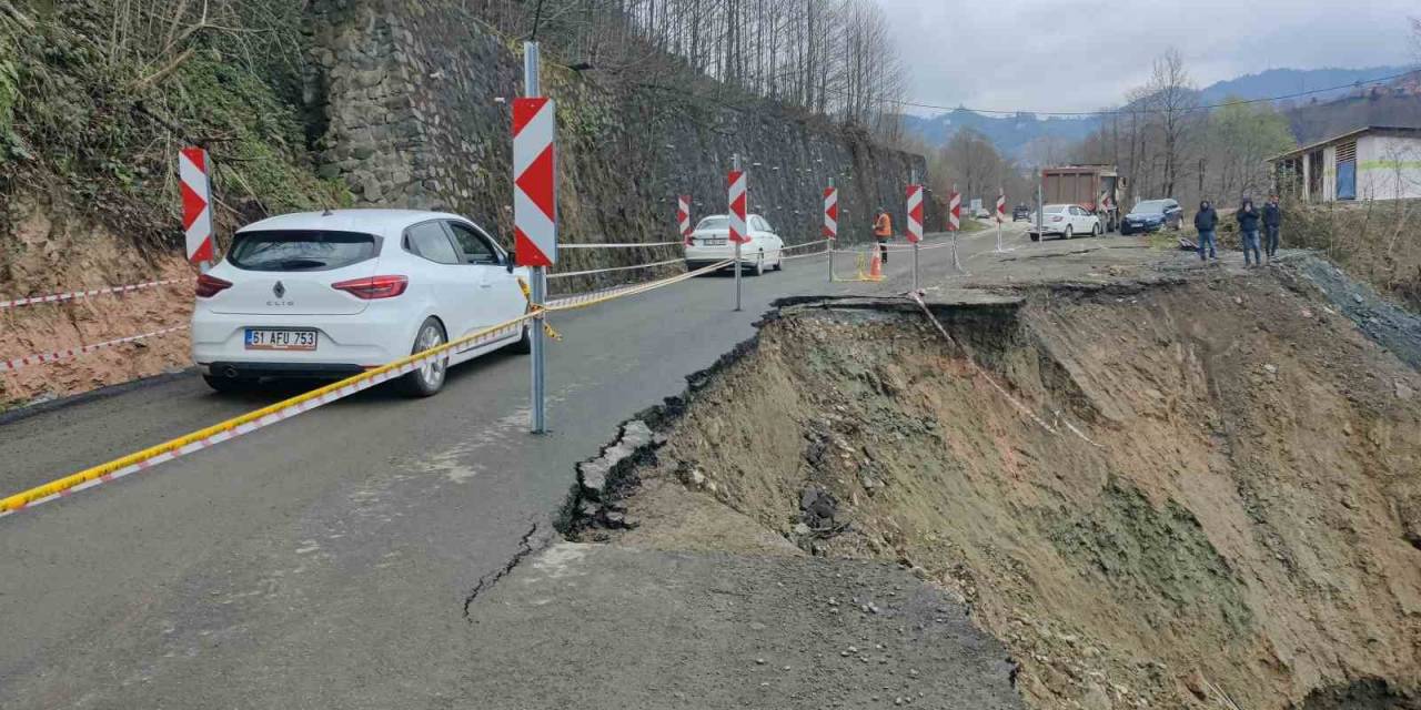 Trabzon’da Karayolunda Heyelan