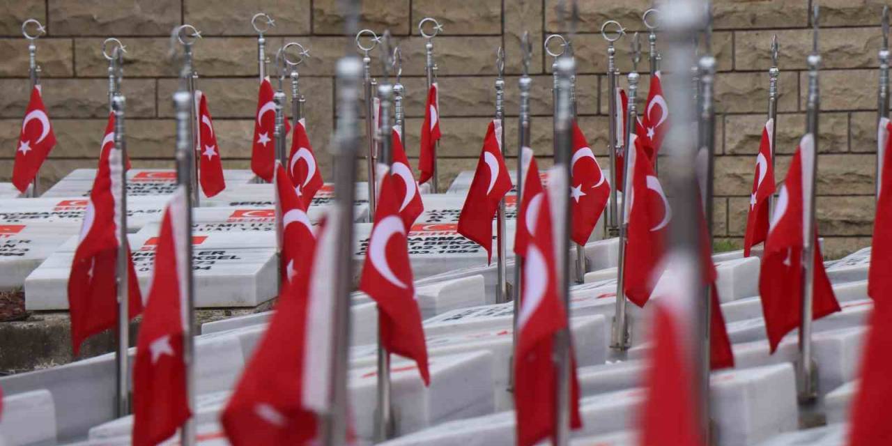 Şehit Mezarlarını Görenler Duygusal Anlar Yaşadı