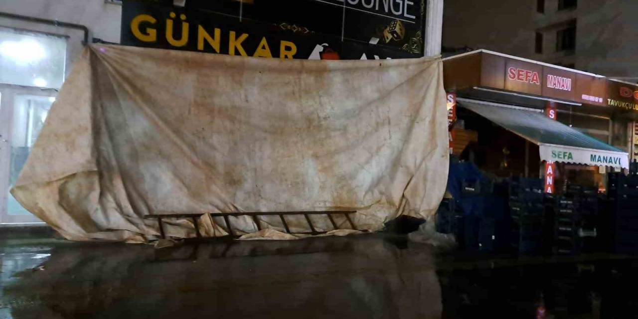 İki Araca Çarpan Panelvan, İş Yerine Girerek Durabildi