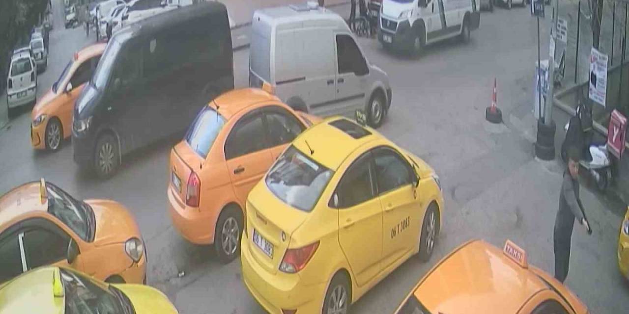 Aynı Günde 5 Farklı Olayda 6 Kişiyi Yaralayan Çocuğun Silahlı Saldırısı Kameraya Yansıdı