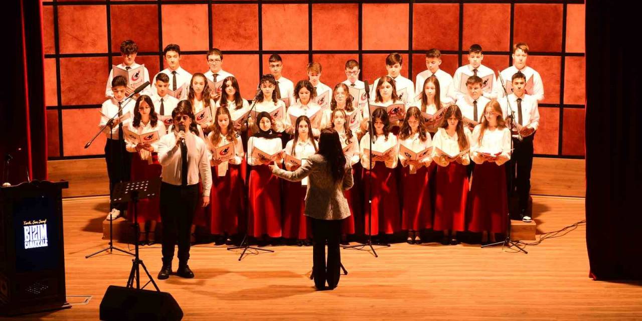 Söyledikleri Türkülerle Şehitleri Anan Lise Öğrencileri Dinleyenleri Duygulandırdı