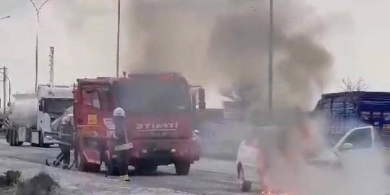 Seyir Halindeki Otomobil Alev Aldı