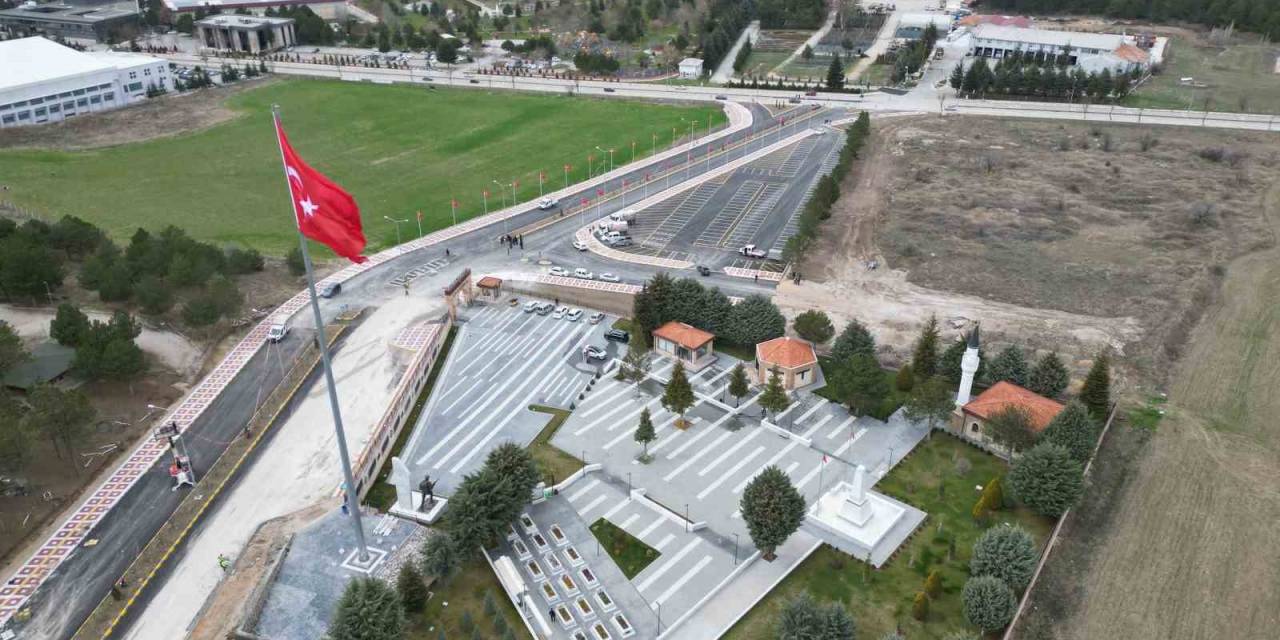 Şehitlik Caddesi Bayraklarla Donatıldı