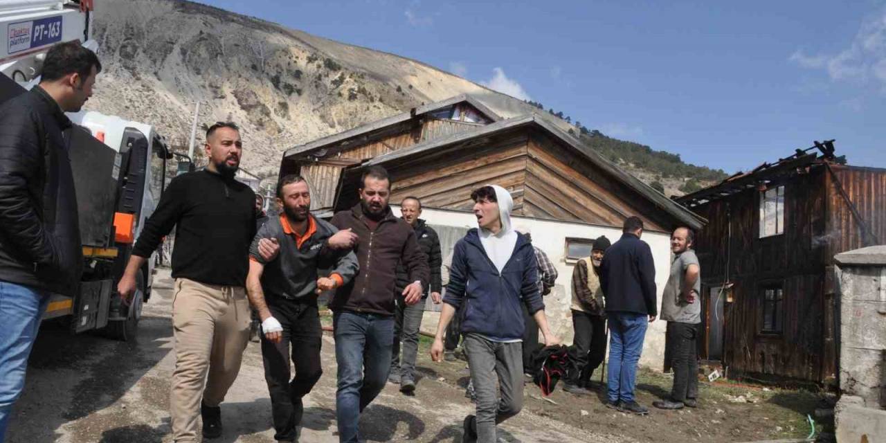 Alev Alev Yanan 3 Ev Ve 1 Samanlık 5 Saatlik Çalışmanın Ardından Söndürüldü