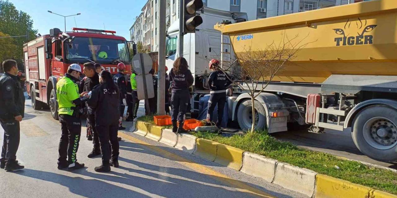 Kamyonun Altında Kalan Motosiklet Sürücüsü Hayatını Kaybetti