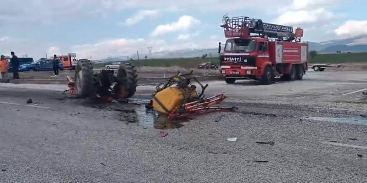 Isparta’da Otomobil Traktörle Çarpıştı: 1’i Ağır 4 Yaralı