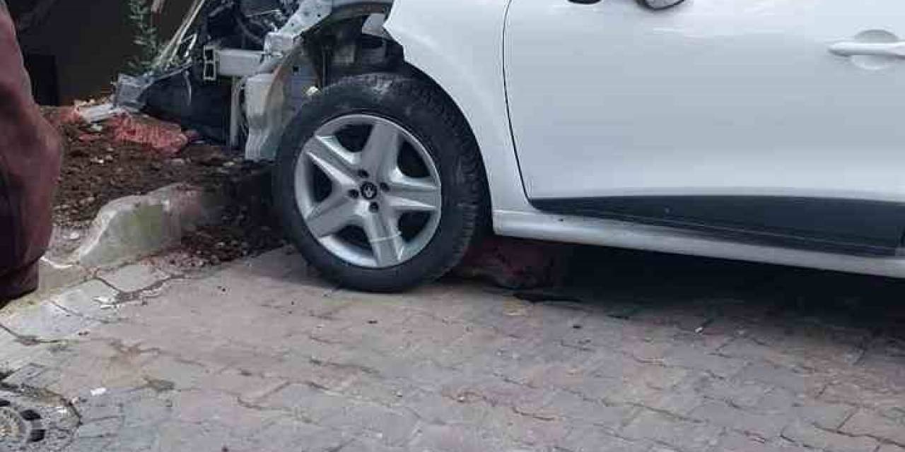 Beşiktaş’ta Yokuş Aşağı İnerken Duramayan Otomobil Eve Daldı: 2 Yaralı