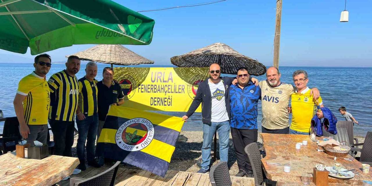 Urla Fenerbahçeliler Derneği Depremzede Çocukları Sevindirdi