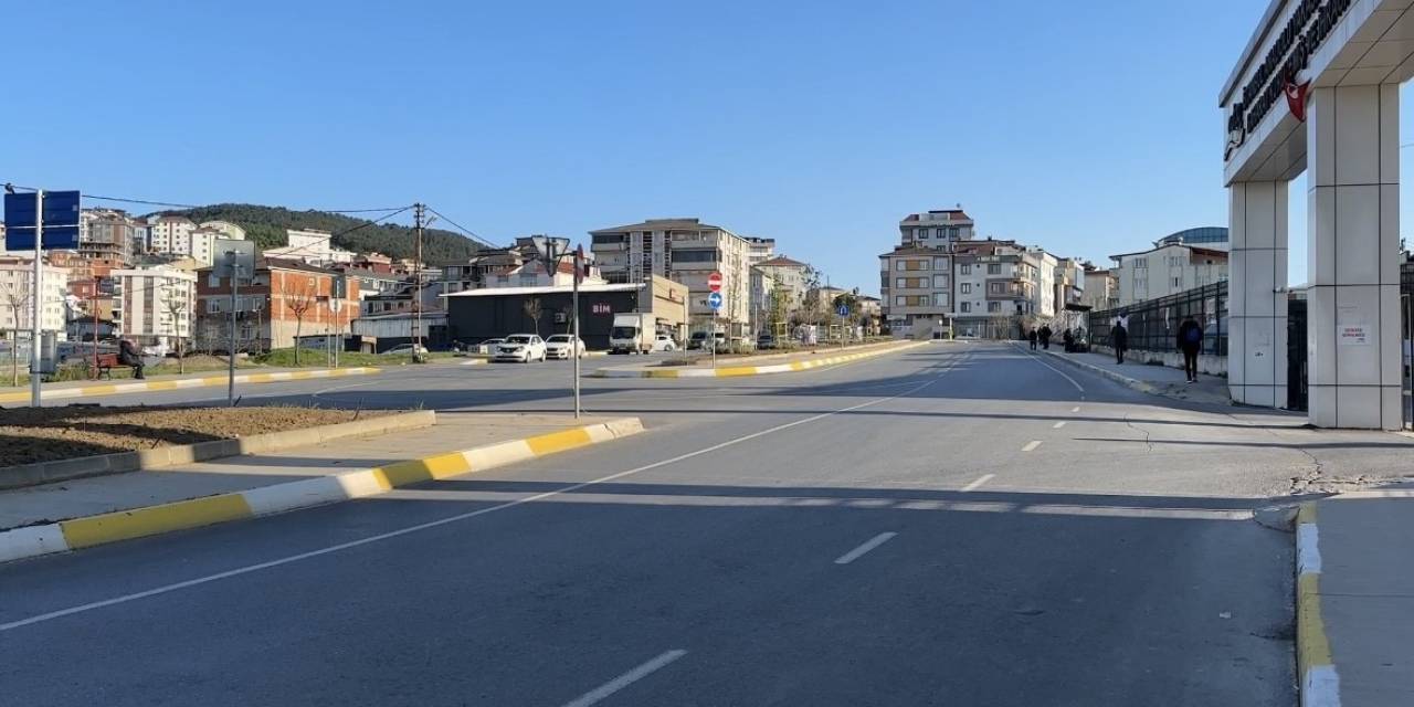 Sultanbeyli’de Otomobilin Çarptığı Kız Çocuğu Metrelerce Savruldu, Kaza Anı Kamerada