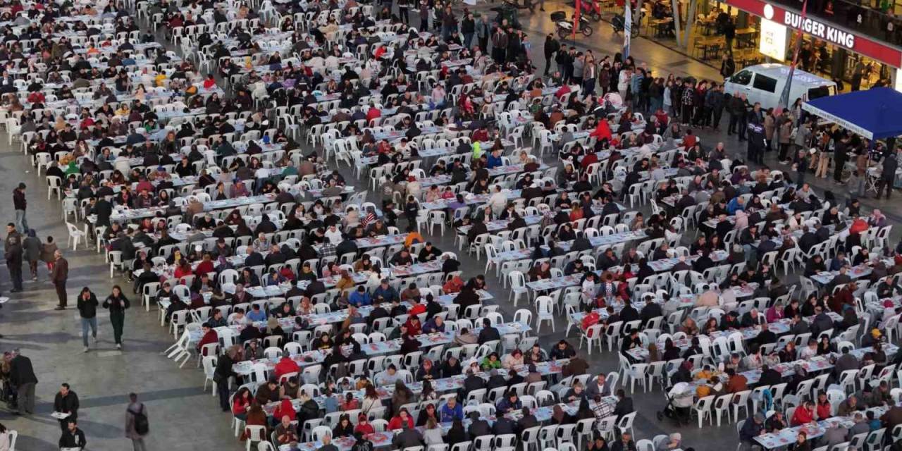 Başkan Çerçioğlu Atatürk Kent Meydanı’ndaki İftarda Vatandaşlarla Bir Araya Geldi