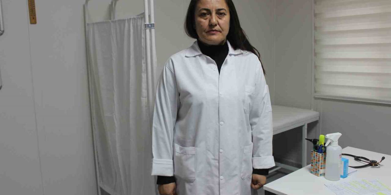 Depremin Ardından 1 Ay Aracının Bagajında Yaşayarak Afetzede Vatandaşlara Şifa Dağıtan Doktora, ‘Vefa Ve Fedakarlık’ Ödülü