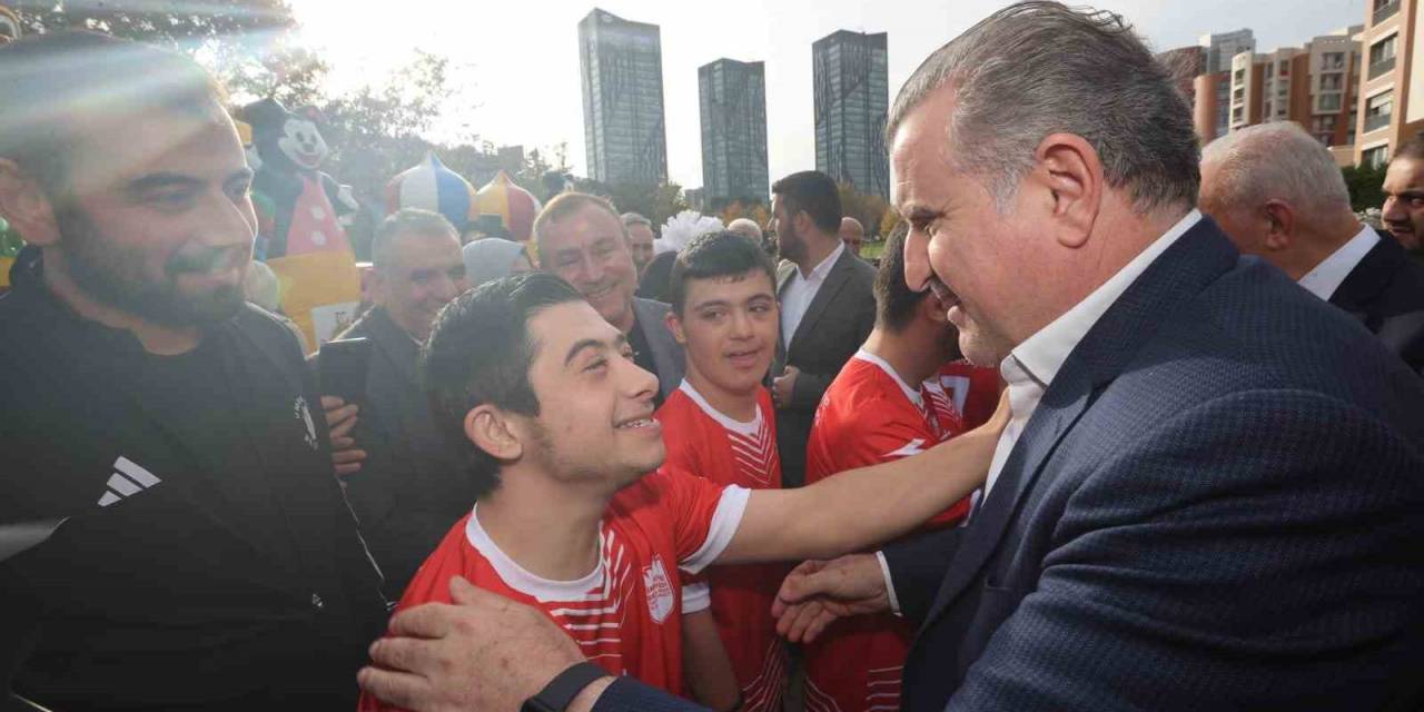 Bakan Bak, Down Sendromlu Milli Sporculara Başarılar Diledi