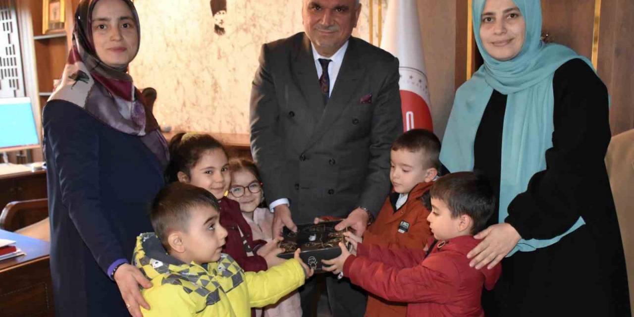 Minikler Filistin’e Destek İçin Kumbaralarını Bağışladı