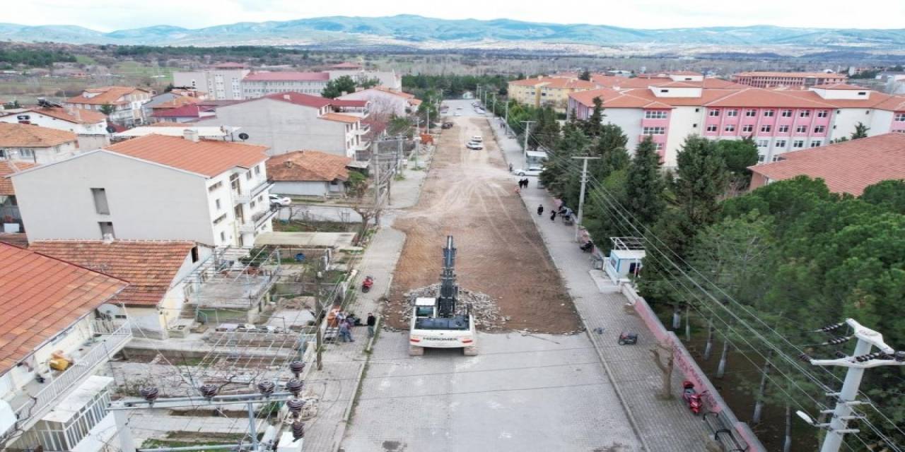 Gediz’de Parke Taşları Yenileniyor