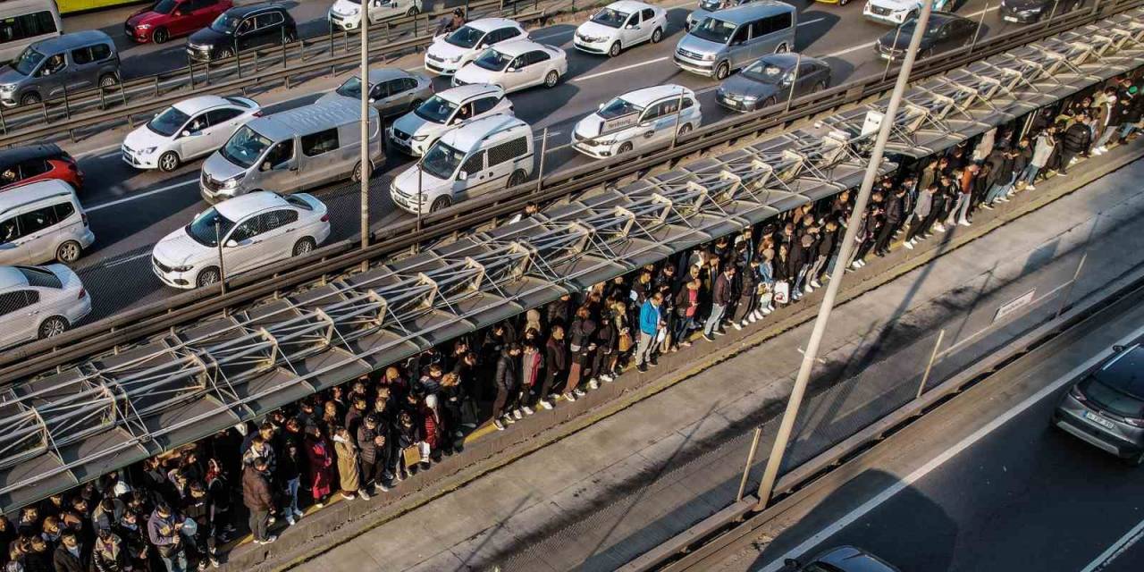 İstanbul’da Metrobüs Kuyruğundaki Zorlu Yolculuklar Devam Ediyor
