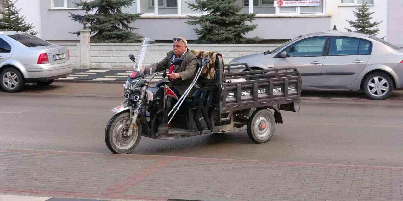 Engelli Aracıyla Çıktığı İyilik Yolunda Her Gün İhtiyaç Sahiplerine Ekmek Ve Gıda Taşıyor