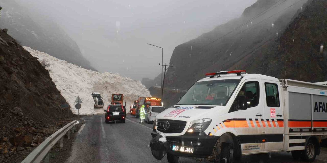 Hakkari-çukurca Kara Yolu Çığdan Temizleniyor