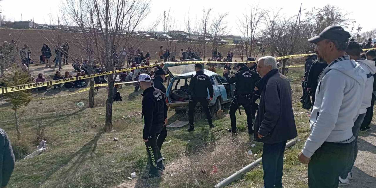 Otobüs Durağında Bekleyenlere Otomobil Çarptı: 3 Ölü, 6 Yaralı