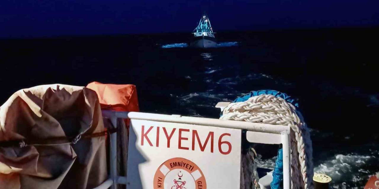 Arızalanan 17 Metrelik Lüks Tekneyi Kıyem Ekipleri Kurtardı