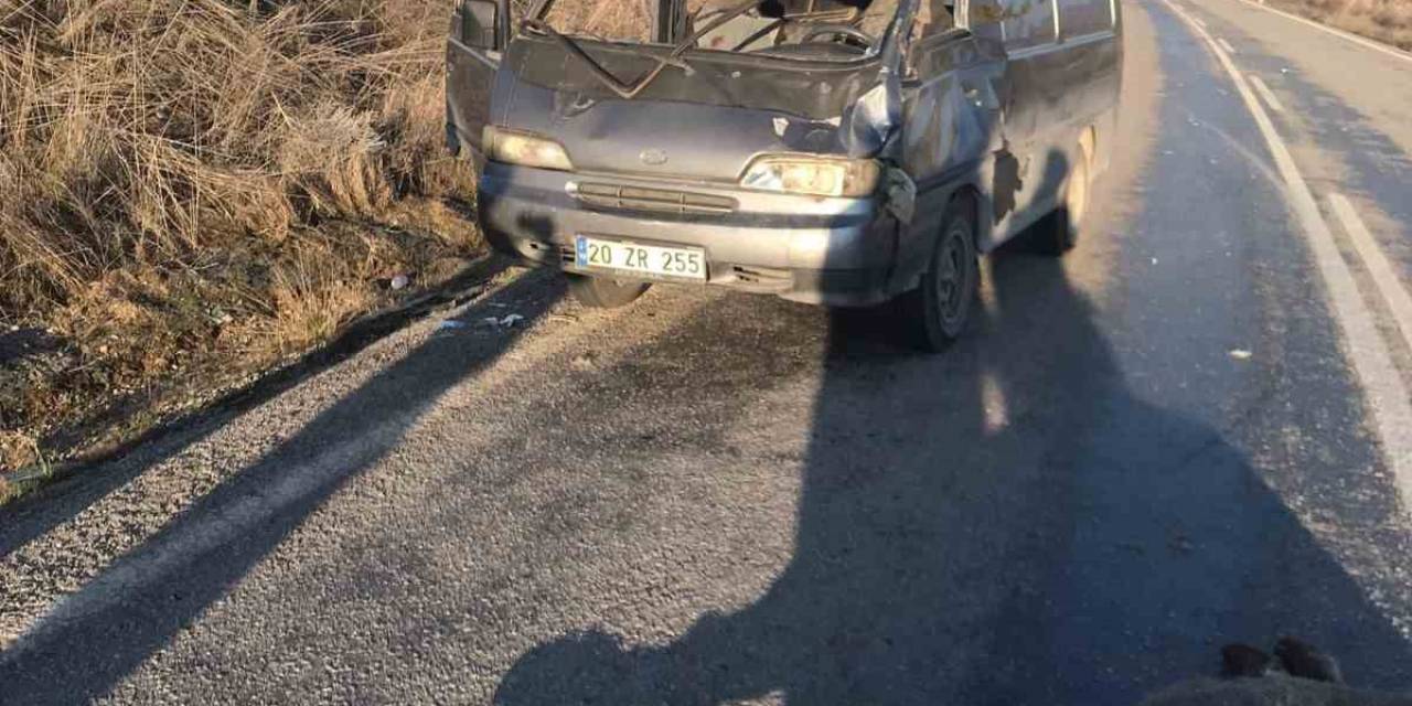 Geyiğe Çarpan Minibüste 2 Kişi Yaralandı