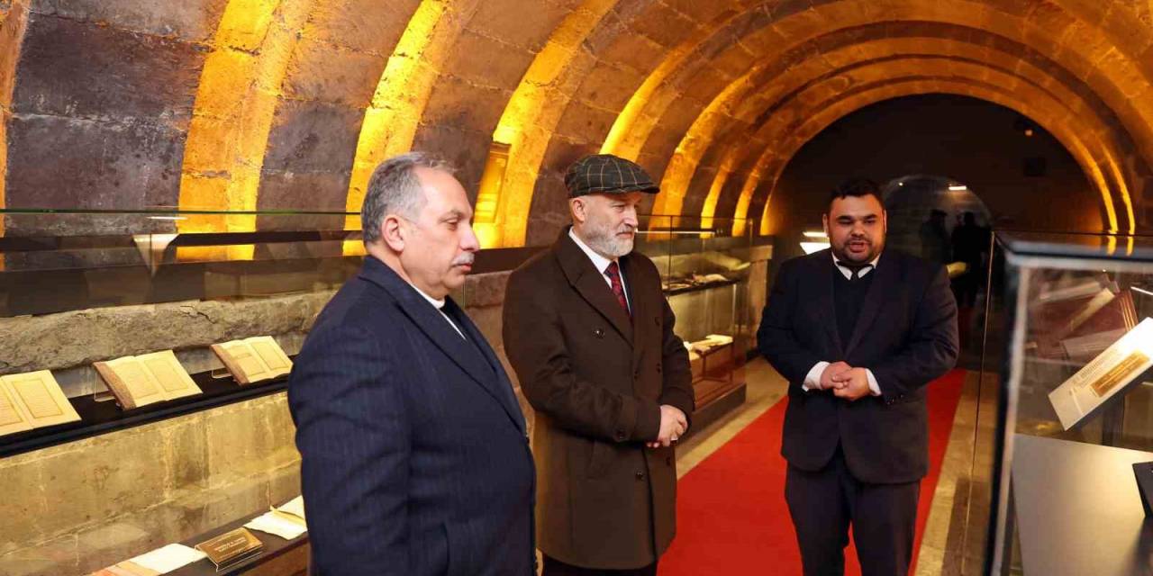 Halil Necipoğlu, Tıpkıbasım Mushaflar Sergisi’ne Hayran Kaldı