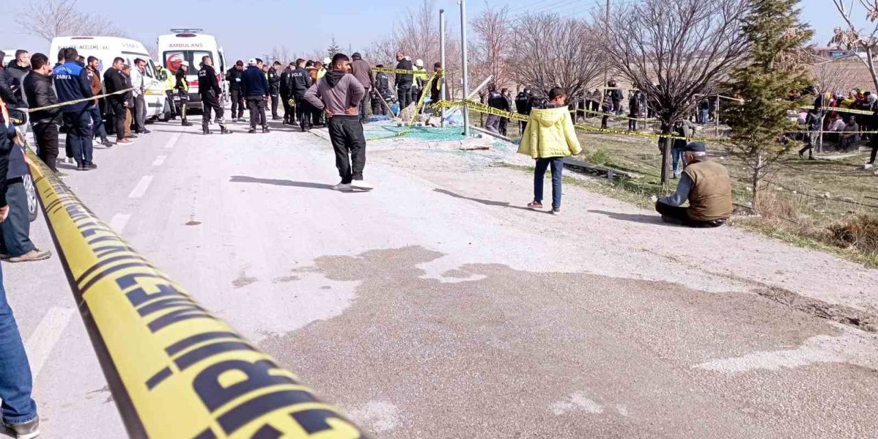 Otomobilin Otobüs Durağına Daldığı Kazada Ölü Sayısı 4’e Yükseldi