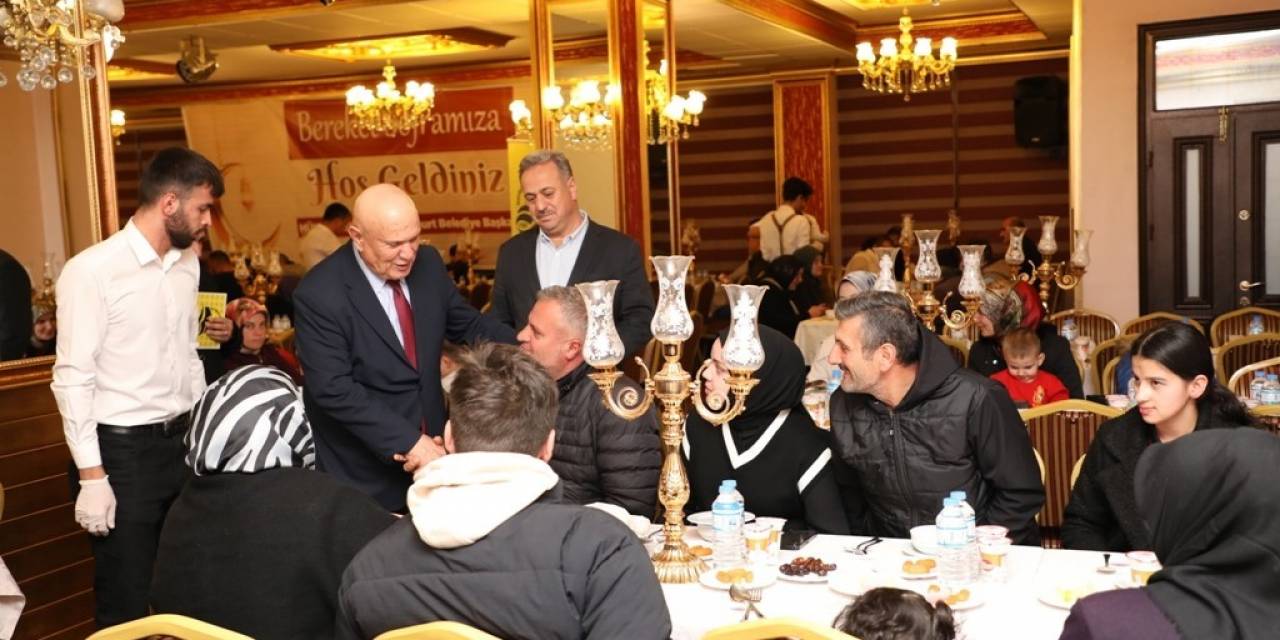 Başkan Pekmezci Engelli Vatandaşlar Ve Yetim Çocuklarla İftarda Bir Araya Geldi