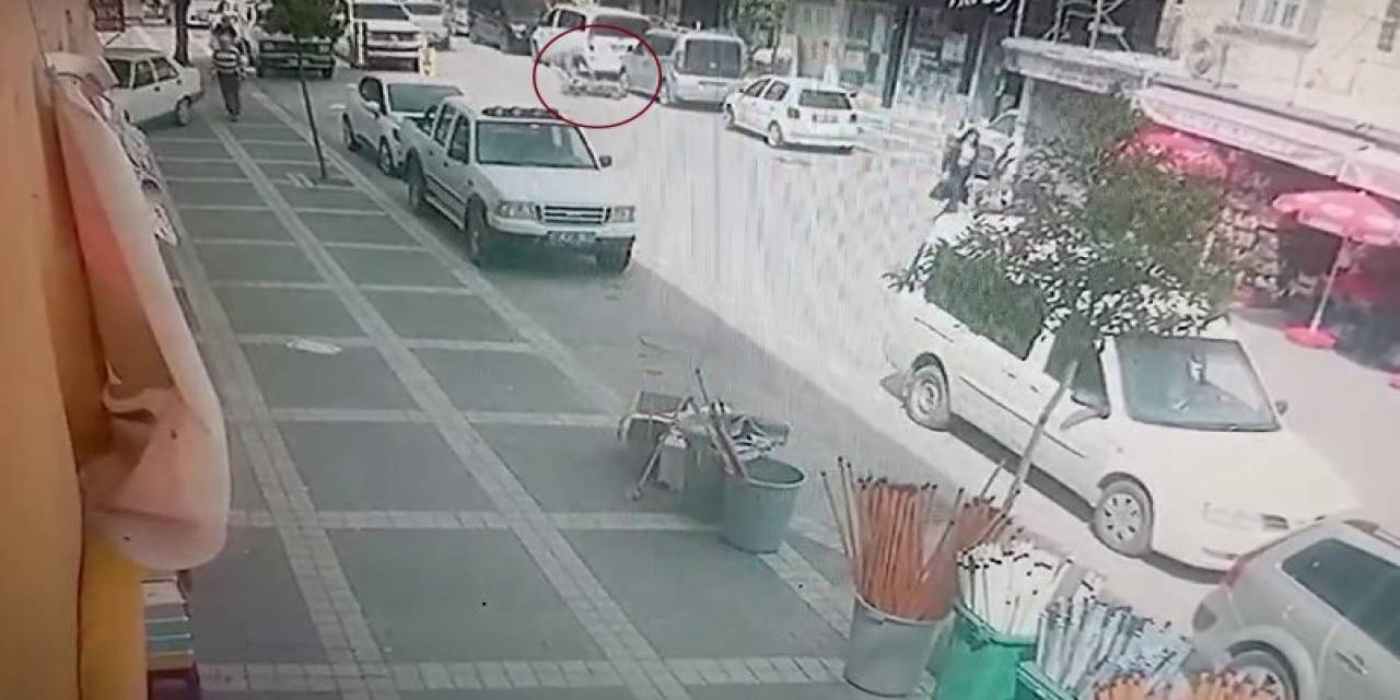 Elektrikli Scooterin Yayaya Çarptığı Anlar Kamerada