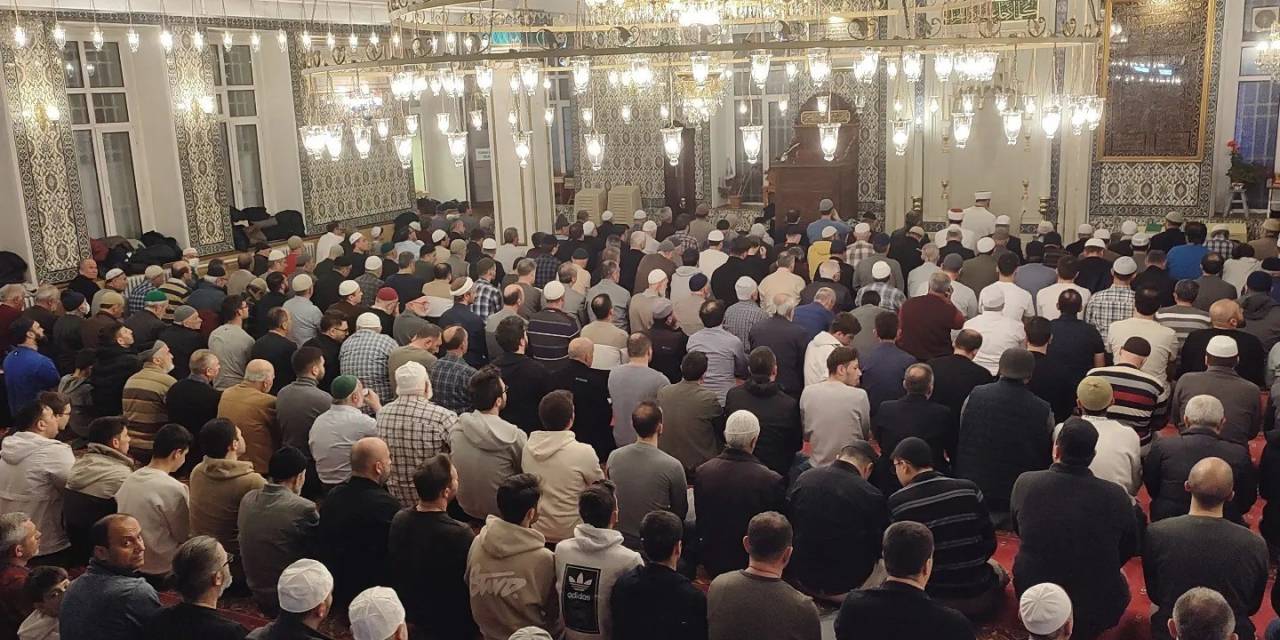 18 Mart Şehitlerini Anma Programı’nda Enderun Usulü Teravih Namazına Yoğun İlgi