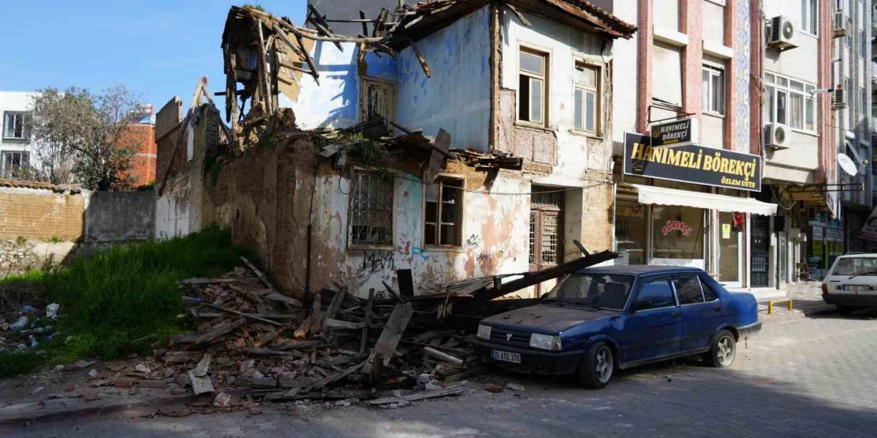 Metruk Bina Park Halindeki Otomobilin Üzerine Çöktü