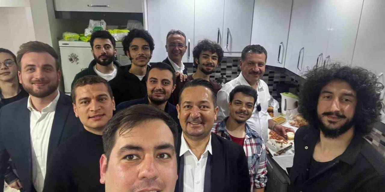 Başkan Yılmaz, Öğrenci Evinde Sahur Yaptı