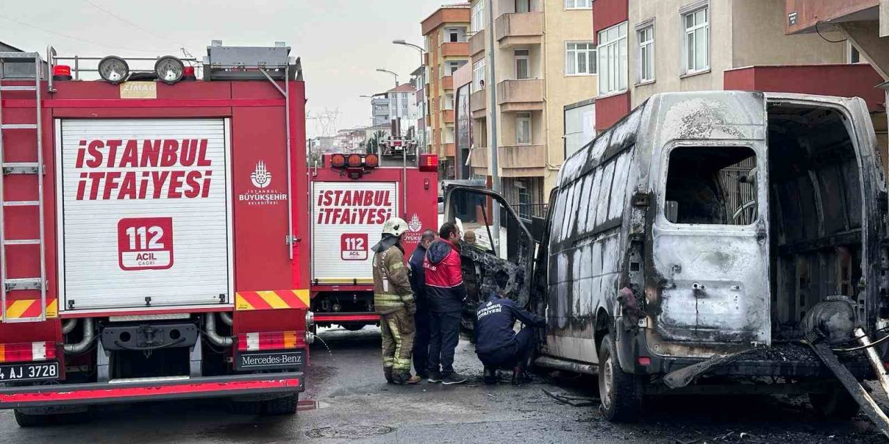 Ataşehir’de Vatandaşlar Kaputu Açtı, Aracı Alevler Sardı