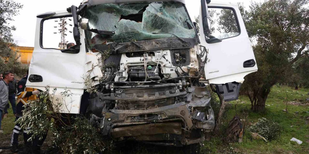 Hafriyat Kamyonları Kafa Kafaya Çarpıştı: 3 Yaralı