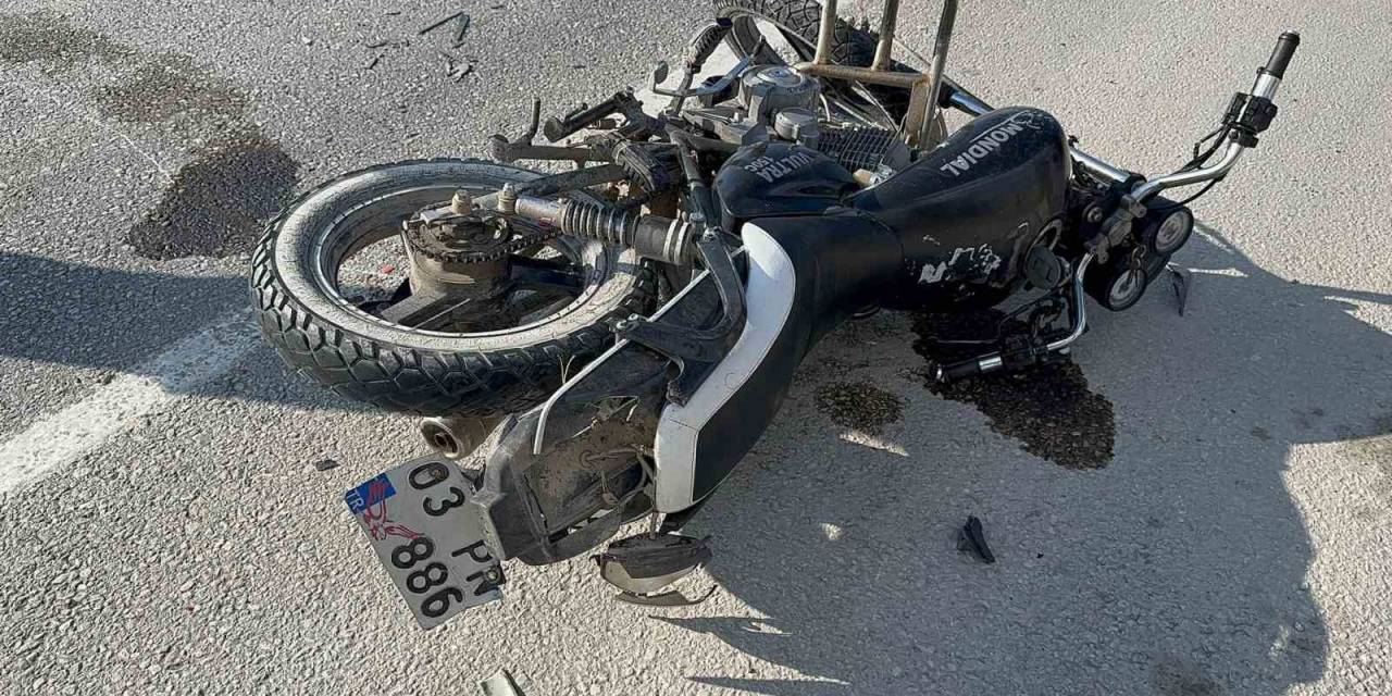 Otomobille Çarpışıp Hurdaya Dönen Motosiklet Sürücüsü Yaralandı