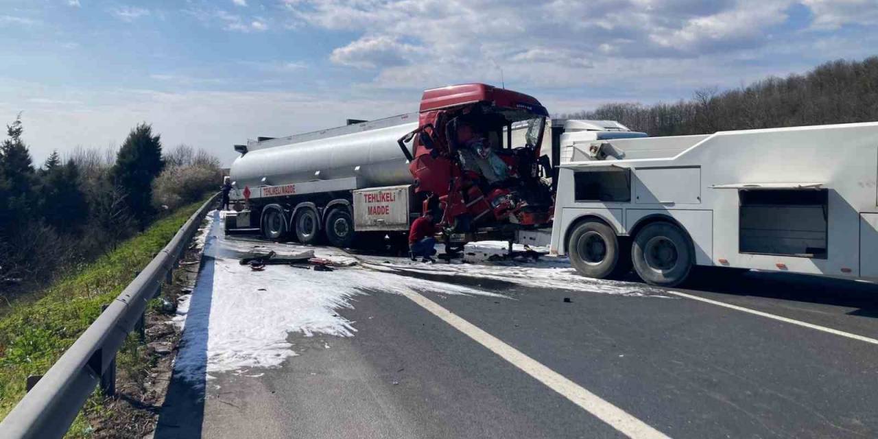 Tanker Tıra Arkadan Çarptı 1 Kişi Yaralandı
