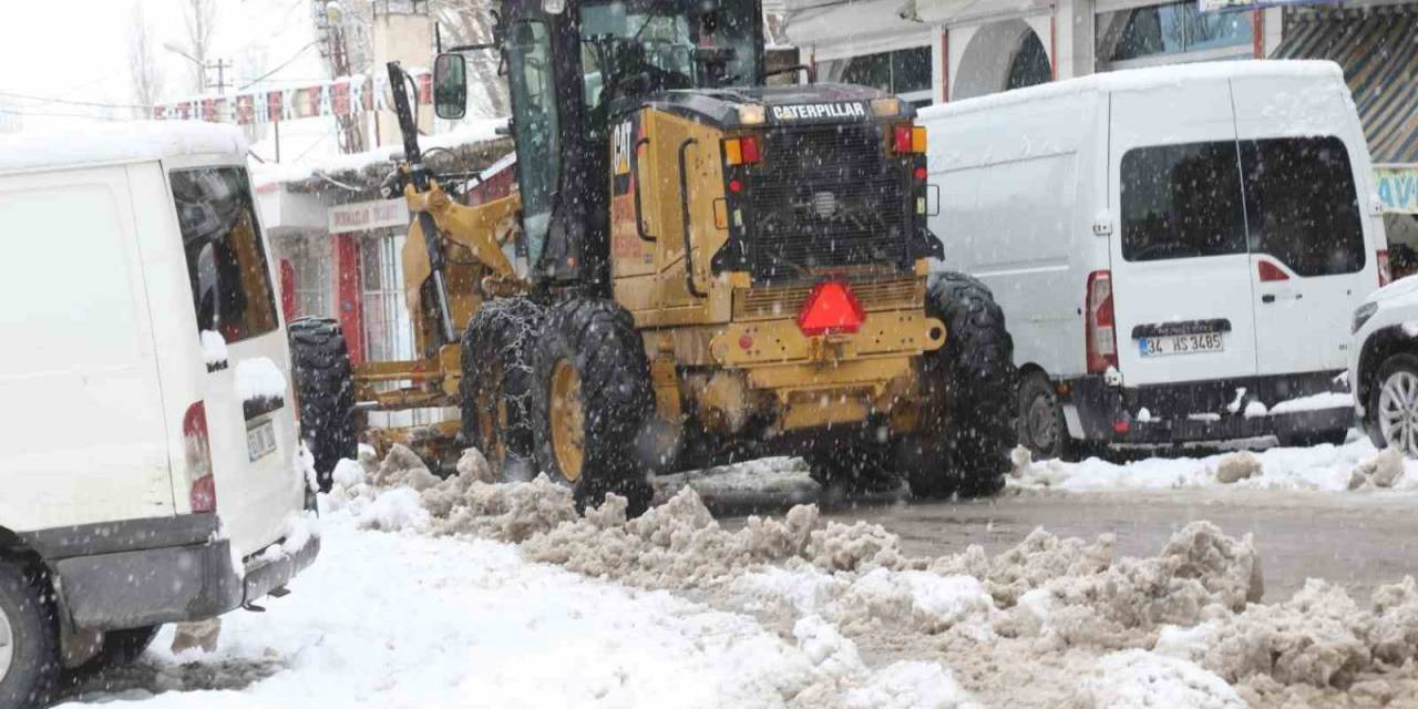 Başkale’de Kış Geri Döndü: 21 Yerleşim Yerinin Yolu Ulaşıma Kapandı